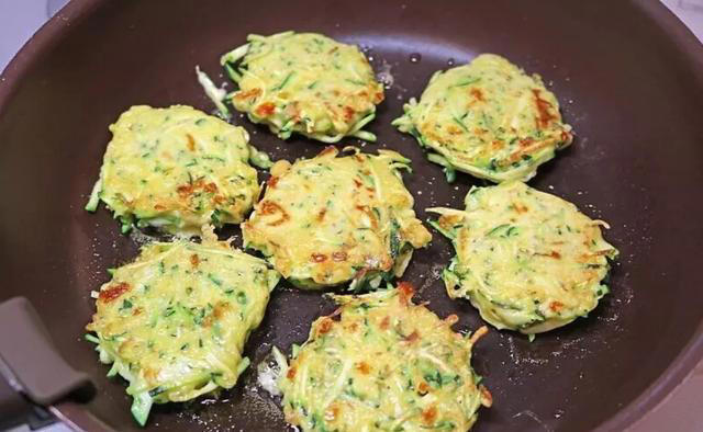 省时省力的「栉瓜丝煎饼」料理食谱! 松软的口感令人越吃越上瘾