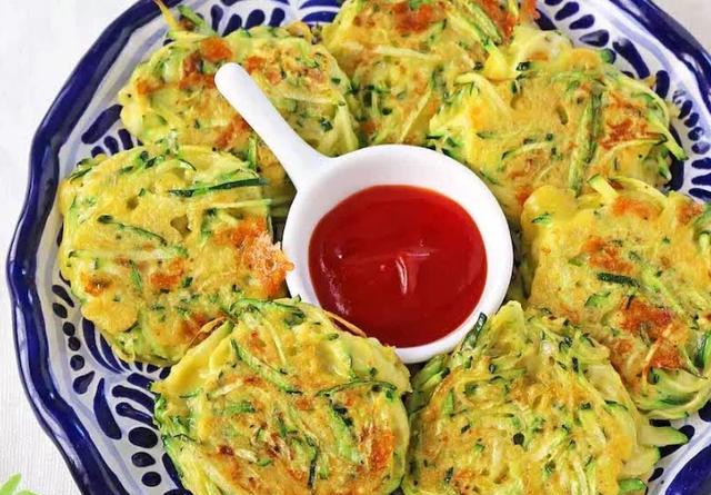 省时省力的「栉瓜丝煎饼」料理食谱! 松软的口感令人越吃越上瘾