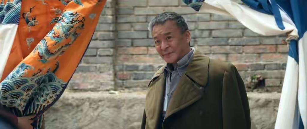 《主角》他抖大衣动作出圈，撕掉反派专业户标签，和张嘉益交情深