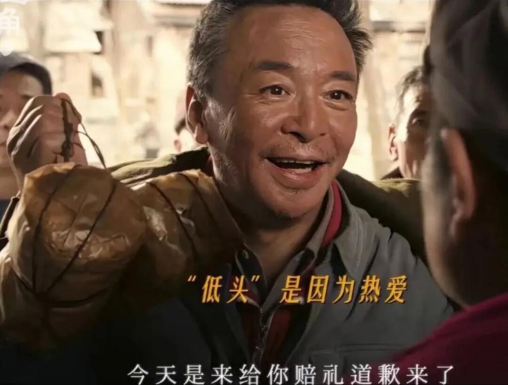 《主角》他抖大衣动作出圈，撕掉反派专业户标签，和张嘉益交情深
