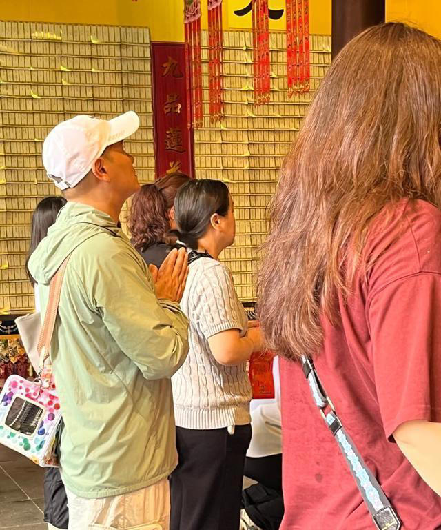 曾短暂剃度出家! 香港男星现身上海龙华寺，礼佛修身看淡名利