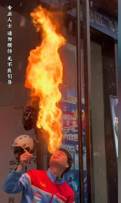 没车卖只能卖才艺了! 全国张雪机车门店变张雪传媒：马头琴、喷火、金枪刺喉花式比拼