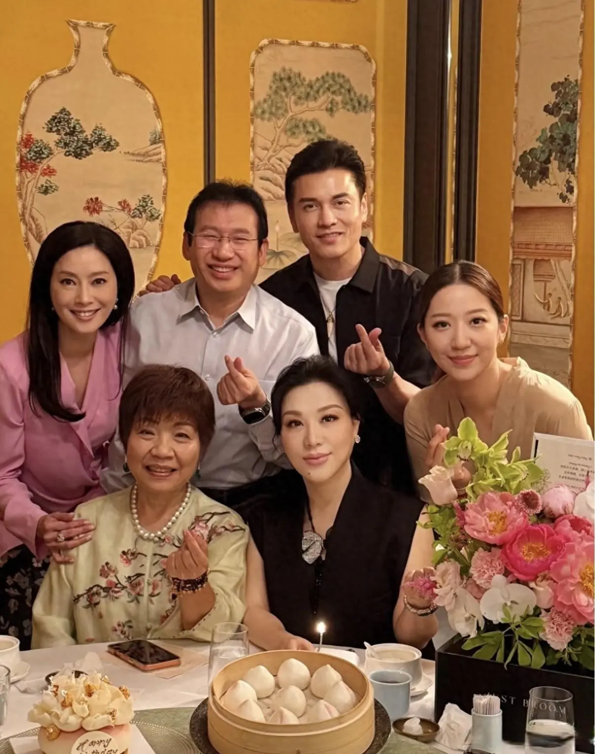 69岁吕良伟为妻子庆生，头发乌黑浓密状态年轻，自曝生理年龄39岁