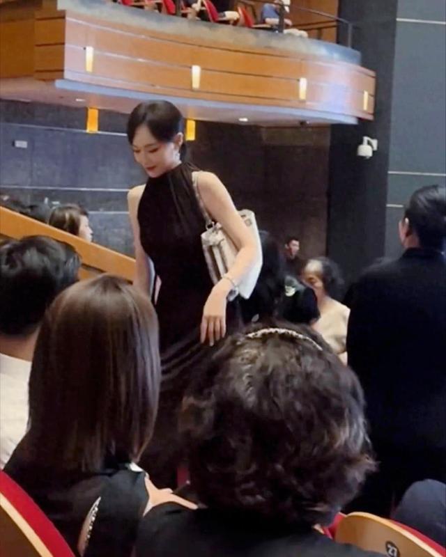 42岁唐嫣黑裙现身女儿毕业礼，状态嫩回20岁，一家三口幸福同框