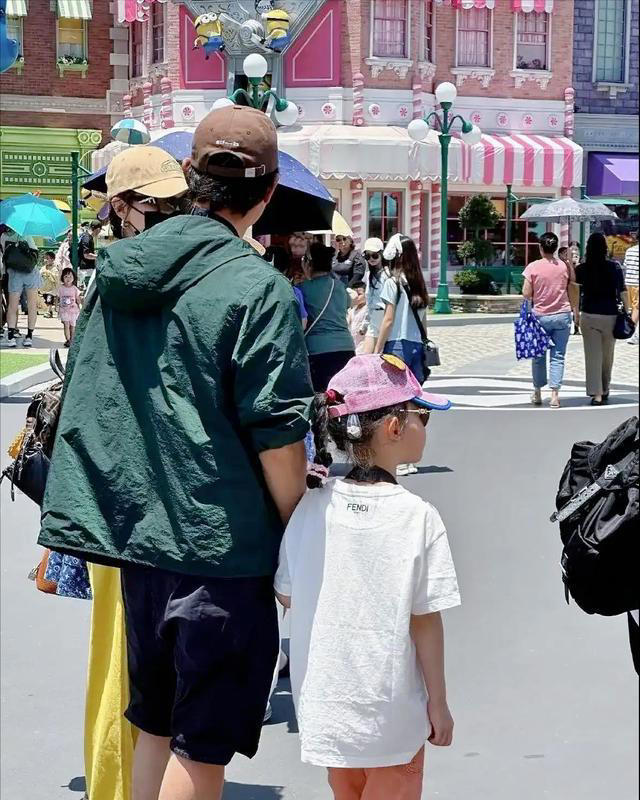 42岁唐嫣黑裙现身女儿毕业礼，状态嫩回20岁，一家三口幸福同框