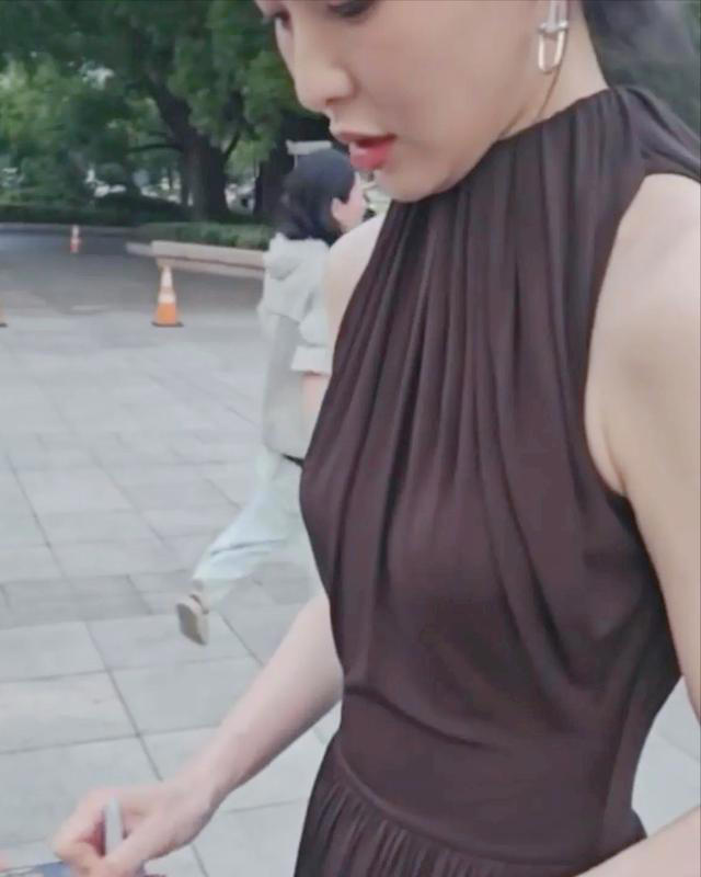 42岁唐嫣黑裙现身女儿毕业礼，状态嫩回20岁，一家三口幸福同框