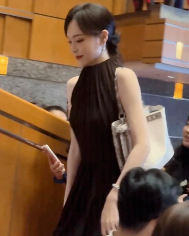 42岁唐嫣黑裙现身女儿毕业礼，状态嫩回20岁，一家三口幸福同框