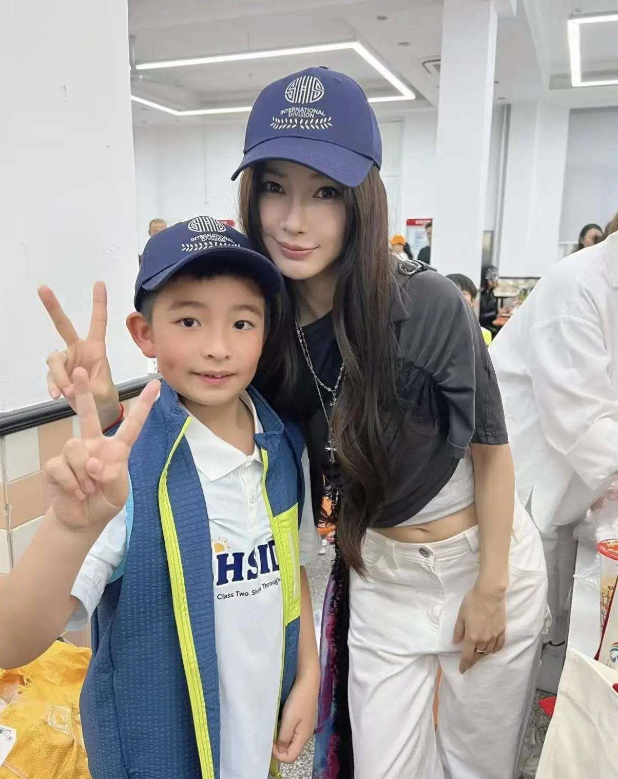 杨颖近况曝光！在儿子小海绵所在学校的义卖会上，化身为一名临时摊主