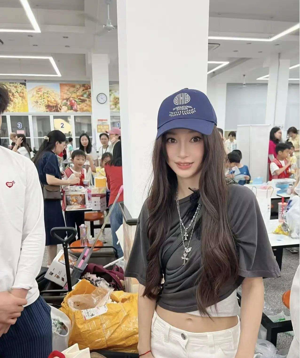 杨颖近况曝光！在儿子小海绵所在学校的义卖会上，化身为一名临时摊主