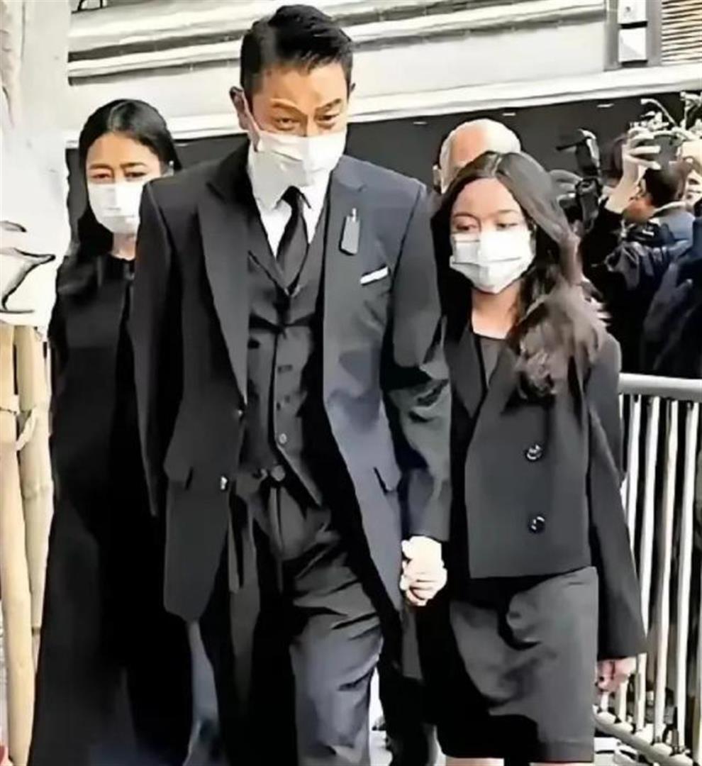 刘德华妻子朱丽倩逛超市，60岁头发依旧乌黑，背一万的包很朴素