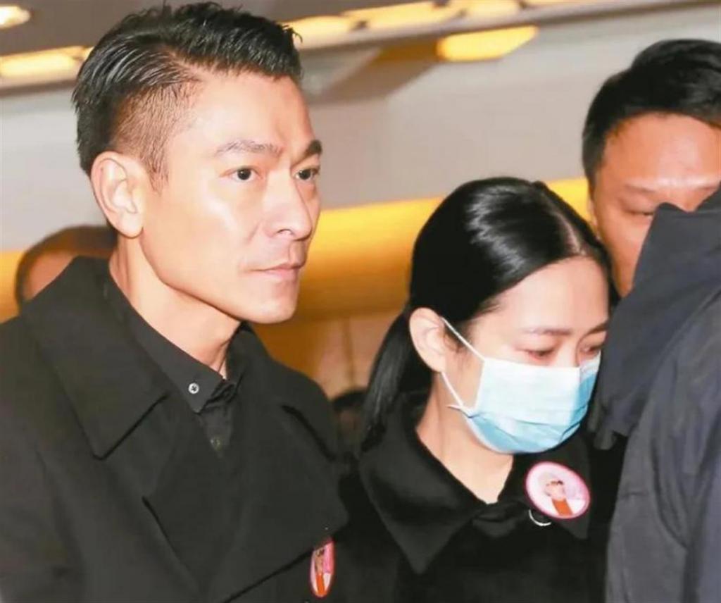 刘德华妻子朱丽倩逛超市，60岁头发依旧乌黑，背一万的包很朴素