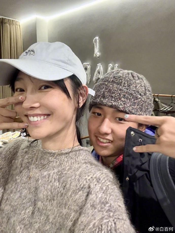 白百何穿西装裙出席儿子高中毕业礼，18岁元宝身高超190，母子同框似姐弟