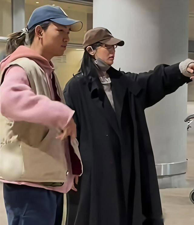 白百何穿西装裙出席儿子高中毕业礼，18岁元宝身高超190，母子同框似姐弟