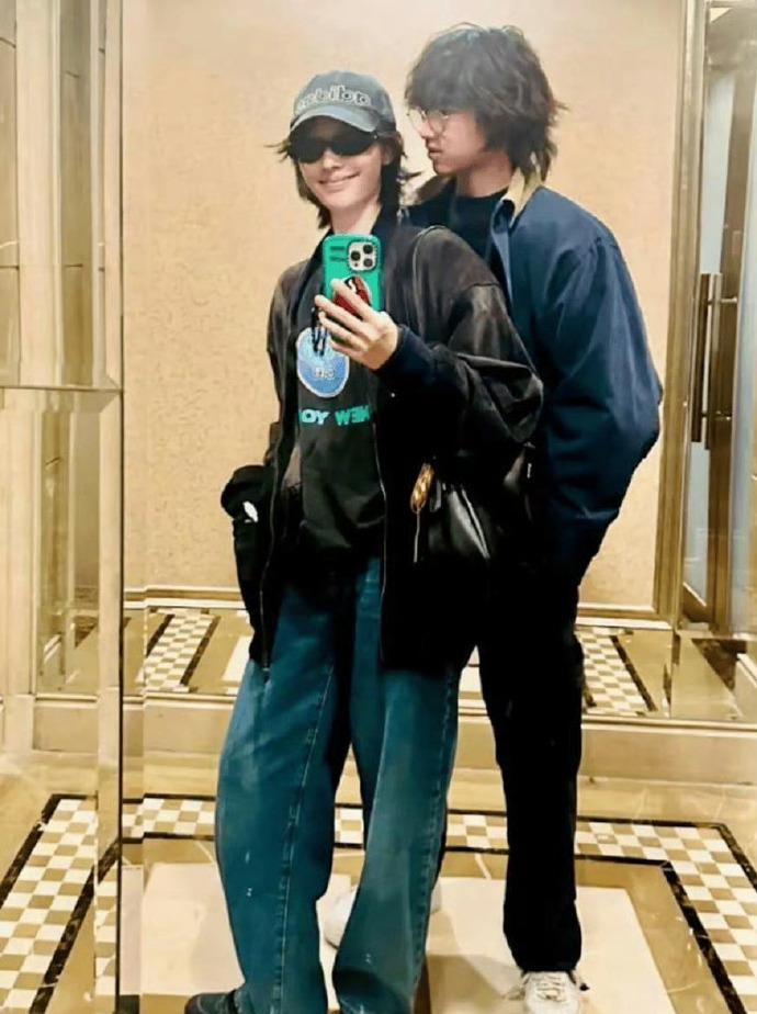 白百何穿西装裙出席儿子高中毕业礼，18岁元宝身高超190，母子同框似姐弟