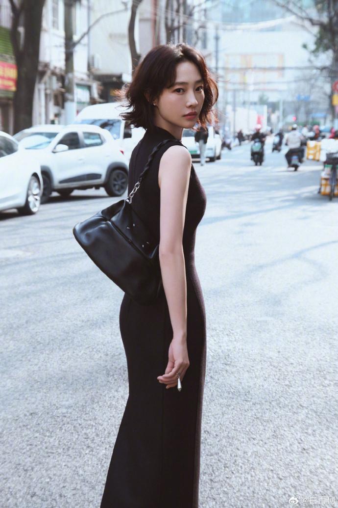 白百何穿西装裙出席儿子高中毕业礼，18岁元宝身高超190，母子同框似姐弟