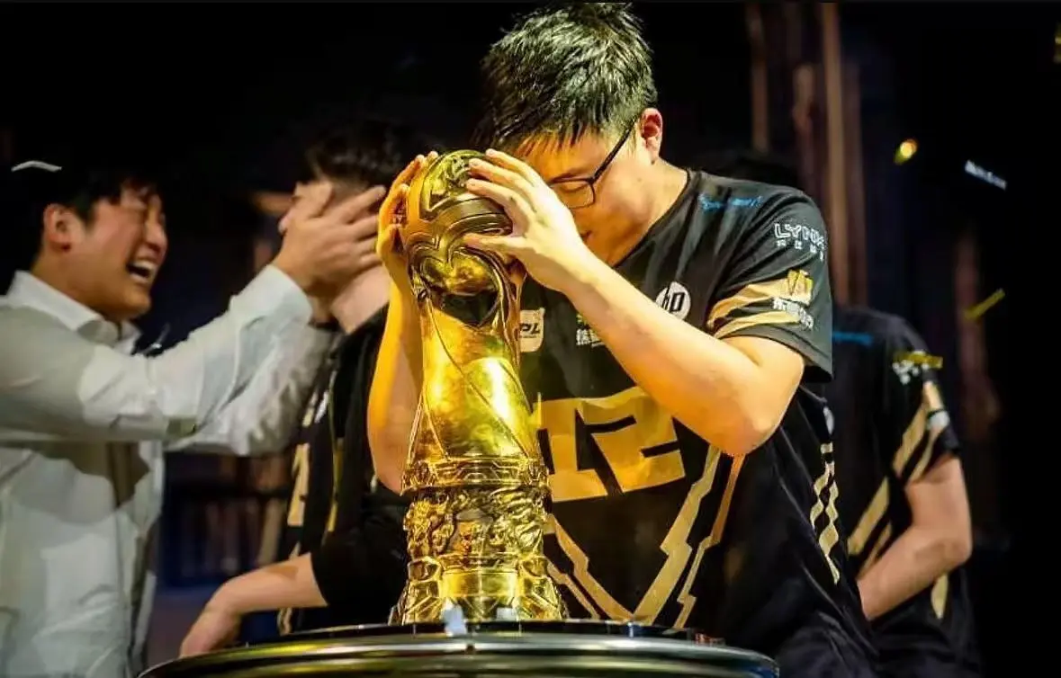电竞圈内人“涵艺”谈Theshy：如果他想打还是能打，但没什么理由