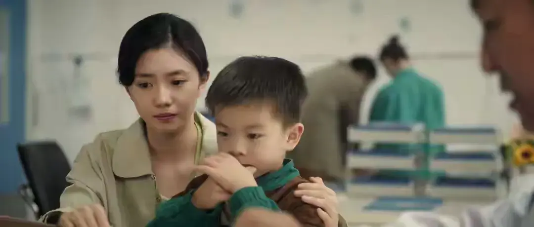 刘浩存调侃天气太热，没事就喜欢去何超莲窦骁家蹭空调，理由搞笑
