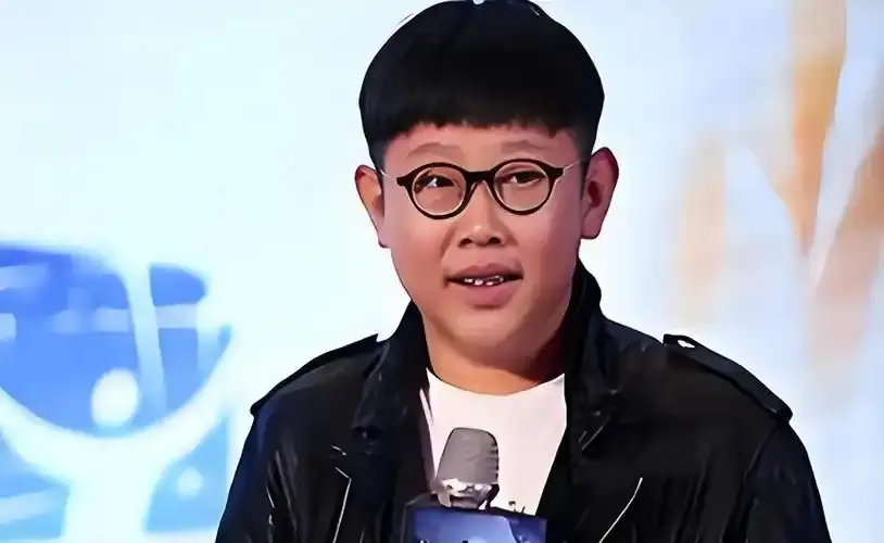 演员侯祥：一辈子只能演小孩，9岁停止发育，娶美妻却被嘲像母子