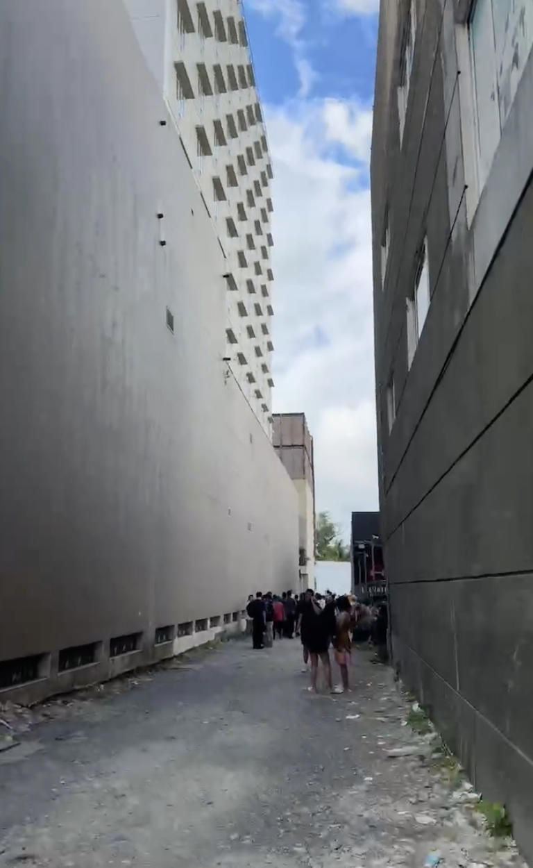 菲律宾发生7.9级地震，亲历者：震动持续5分钟，收拾东西时被甩飞几次