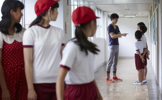 孩子摔门、顶嘴、故意唱反调时，其实不是孩子变坏的信号