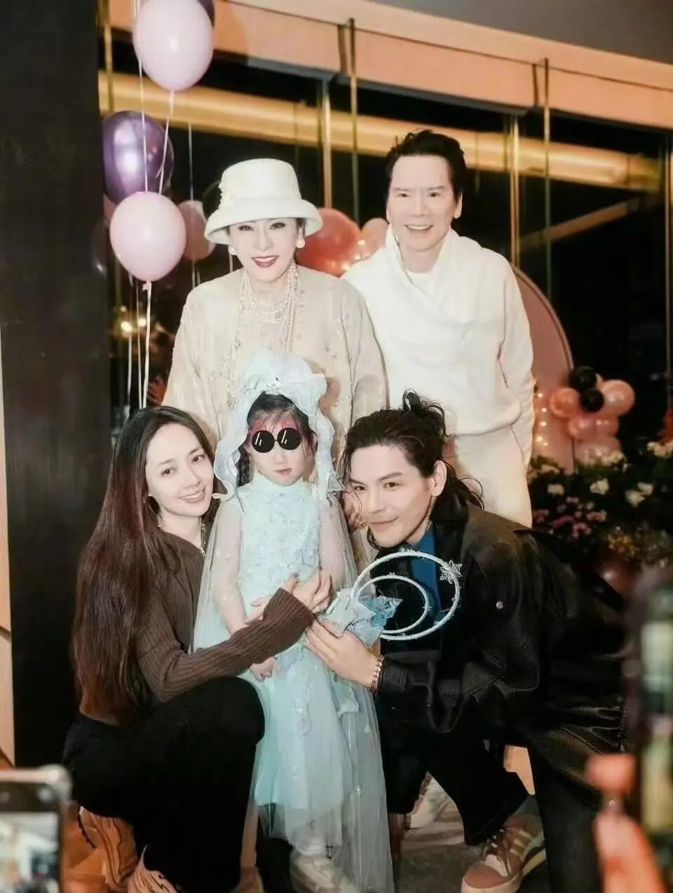 向佐同情弟弟向佑，因为妈妈偏爱他，向太承认破坏了他的多段感情