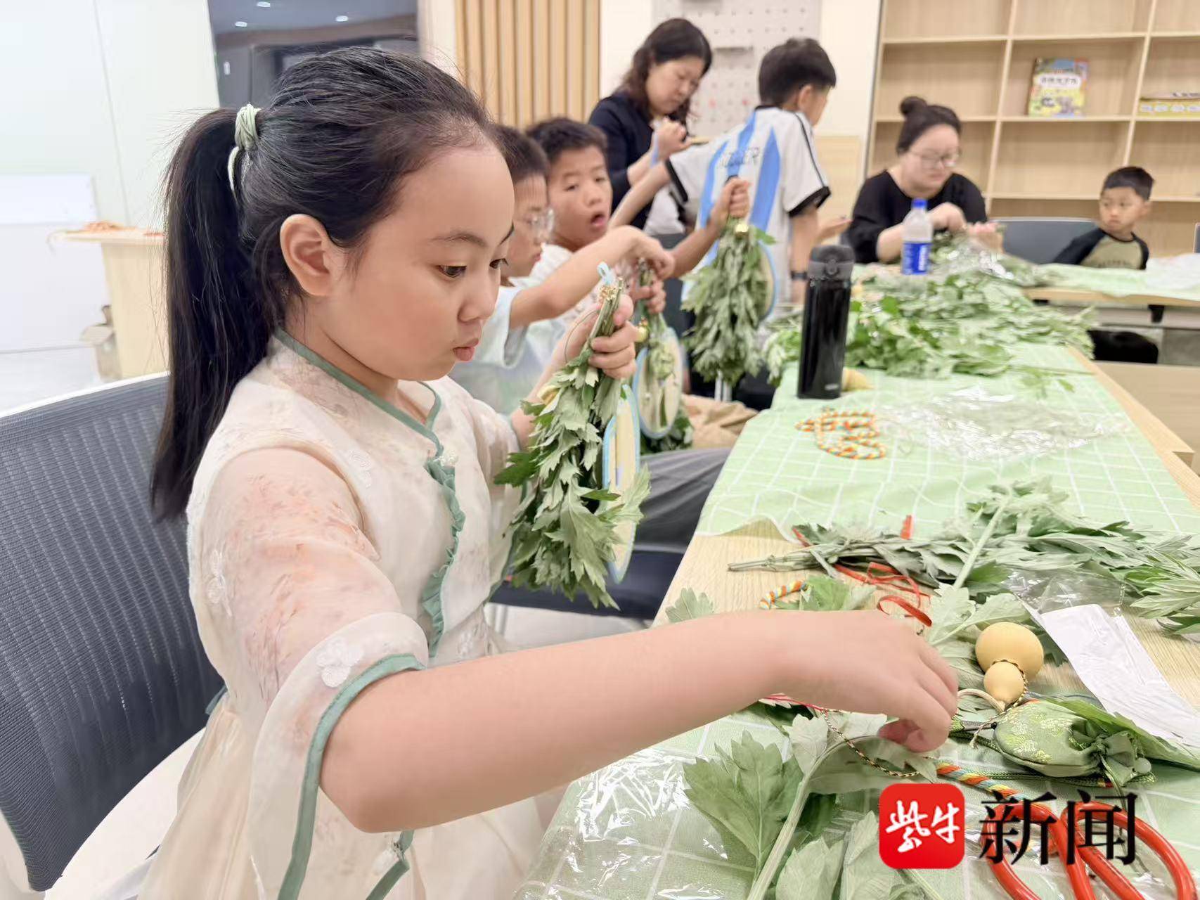 艾草摇身变门挂，传统民俗焕发新活力