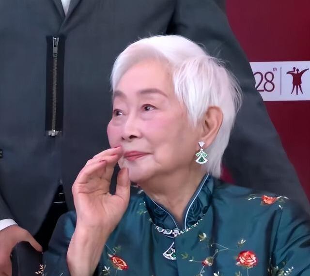 100岁卢燕获终身成就奖，自称“00后”还想继续演戏