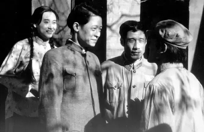 《抓特务》冯小刚30年执念，历经波折“裸奔”上映，还值得看吗?