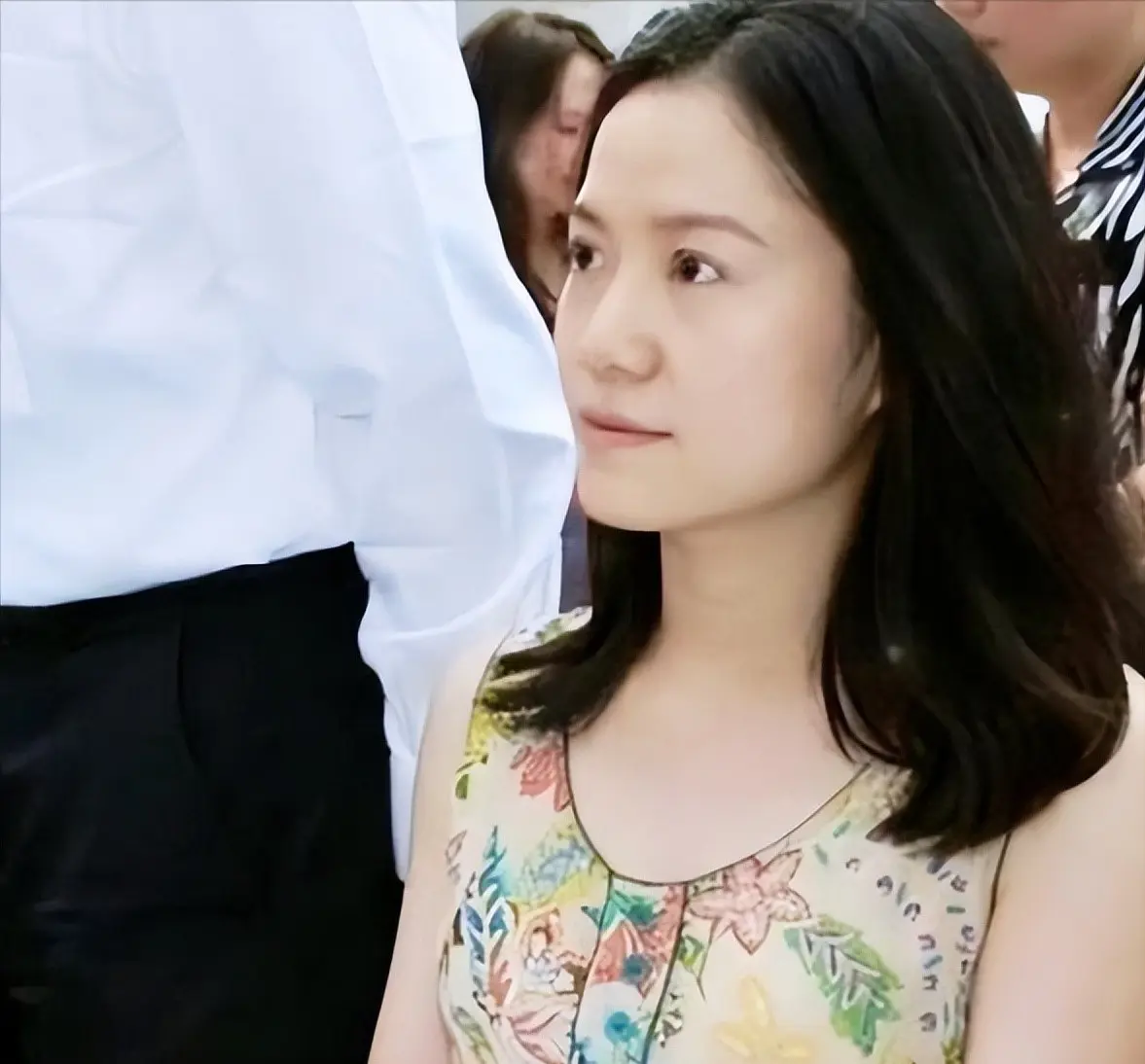 狐狸尾巴藏不住？杨振宁离世7月，翁帆近况被爆，骑马喝酒很潇洒