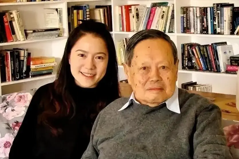 狐狸尾巴藏不住？杨振宁离世7月，翁帆近况被爆，骑马喝酒很潇洒