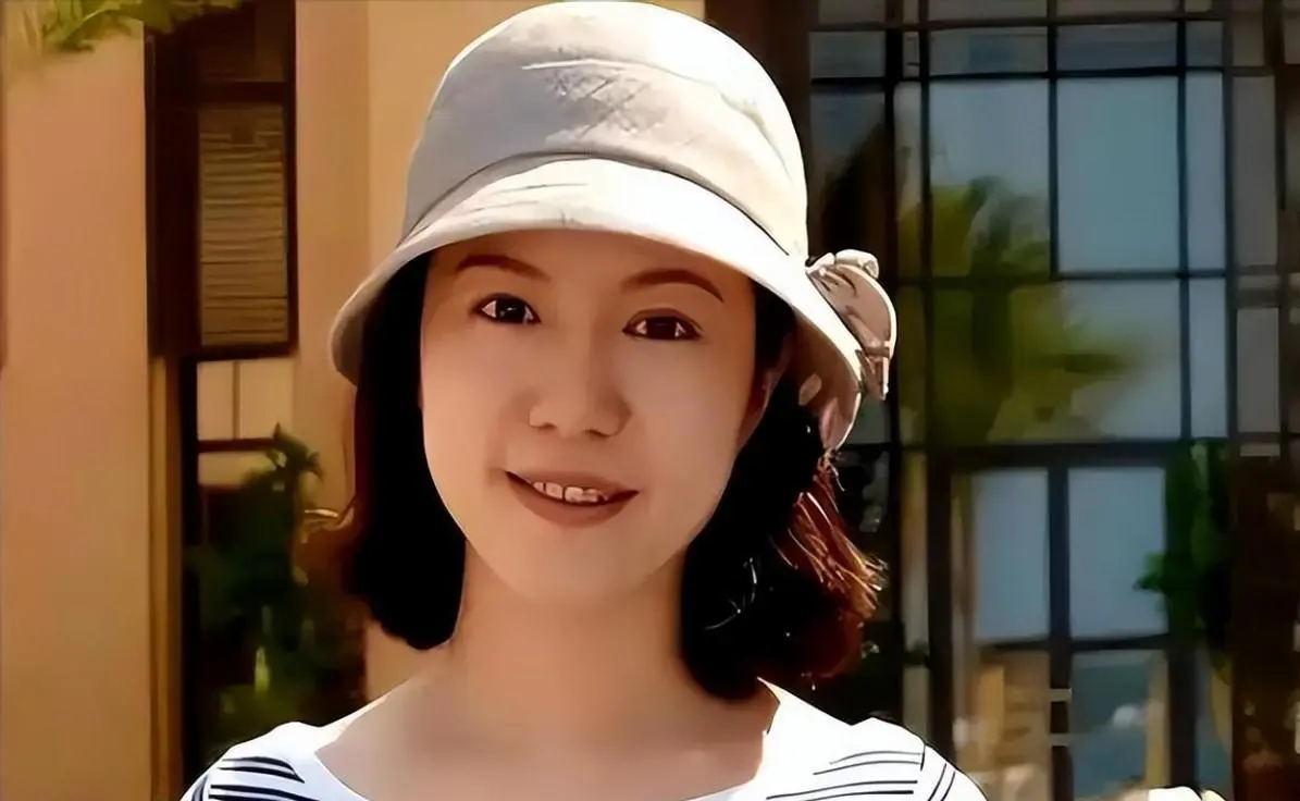狐狸尾巴藏不住？杨振宁离世7月，翁帆近况被爆，骑马喝酒很潇洒