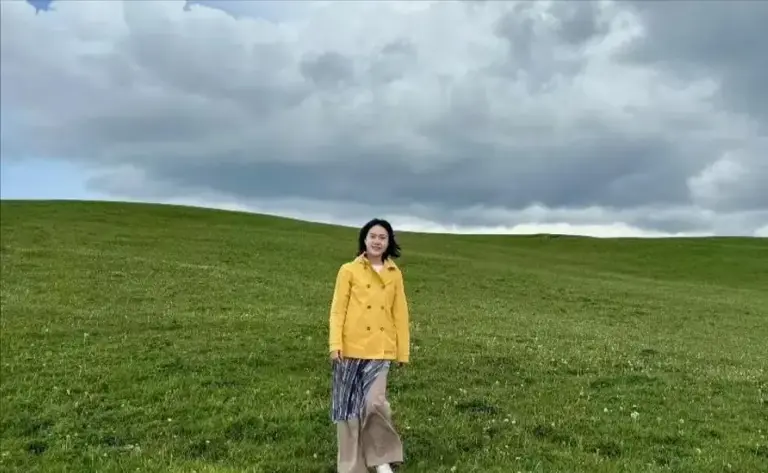 狐狸尾巴藏不住？杨振宁离世7月，翁帆近况被爆，骑马喝酒很潇洒