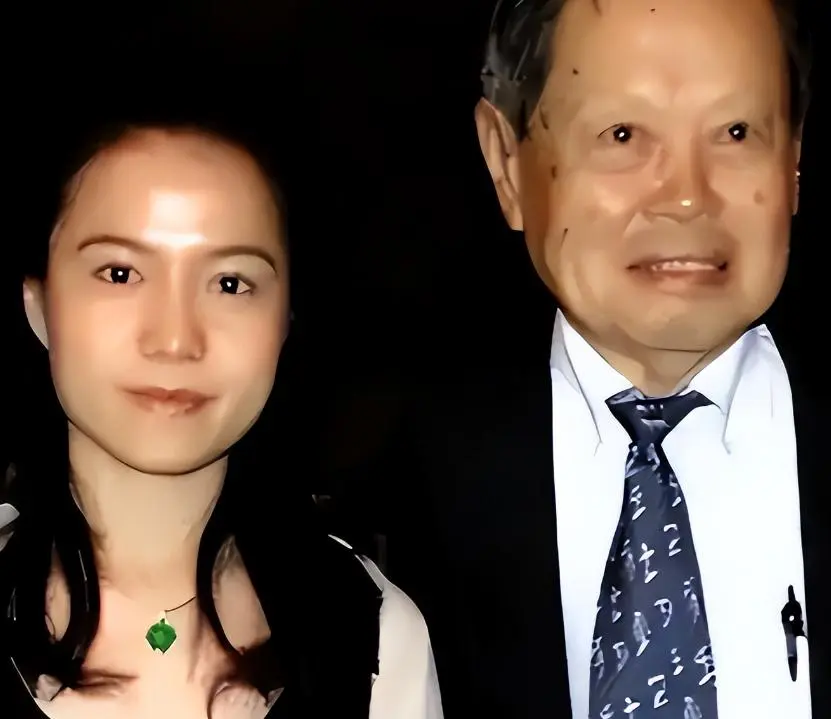 狐狸尾巴藏不住？杨振宁离世7月，翁帆近况被爆，骑马喝酒很潇洒