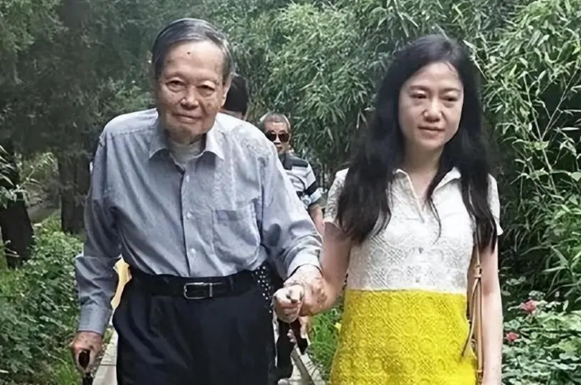 狐狸尾巴藏不住？杨振宁离世7月，翁帆近况被爆，骑马喝酒很潇洒