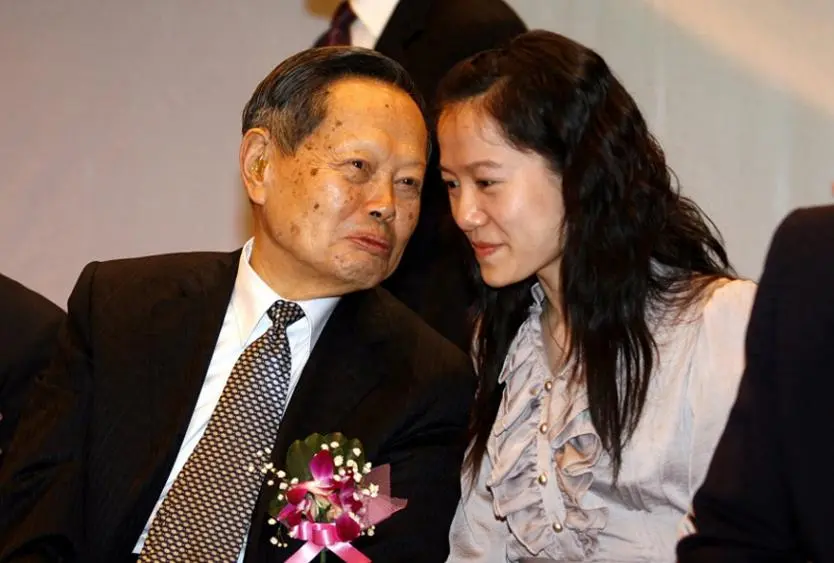 狐狸尾巴藏不住？杨振宁离世7月，翁帆近况被爆，骑马喝酒很潇洒
