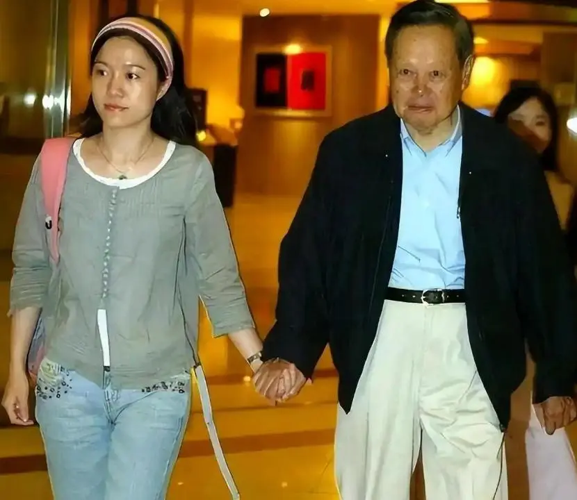 狐狸尾巴藏不住？杨振宁离世7月，翁帆近况被爆，骑马喝酒很潇洒