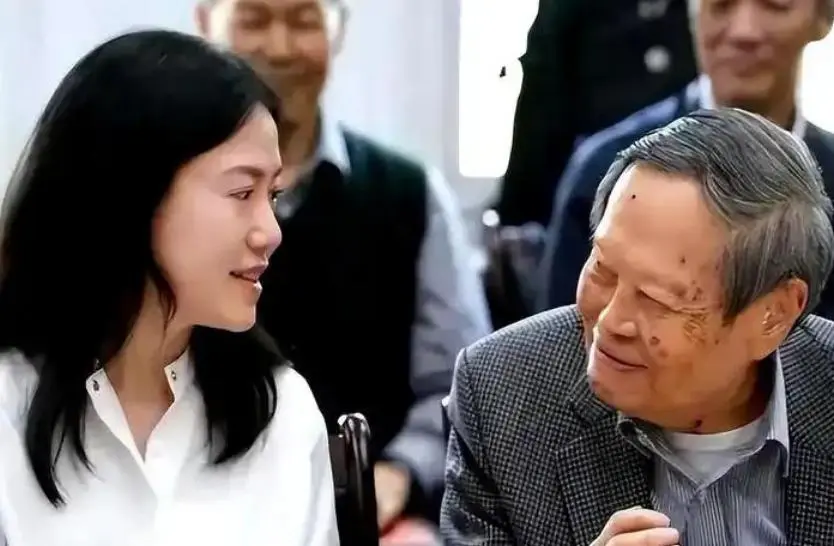 狐狸尾巴藏不住？杨振宁离世7月，翁帆近况被爆，骑马喝酒很潇洒