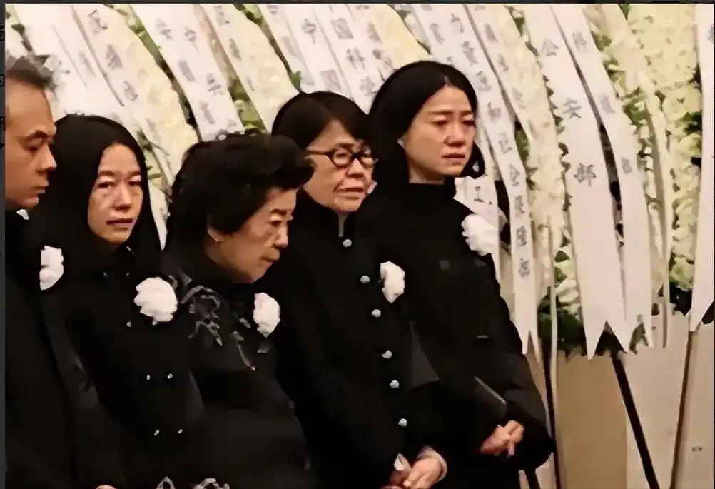 狐狸尾巴藏不住？杨振宁离世7月，翁帆近况被爆，骑马喝酒很潇洒