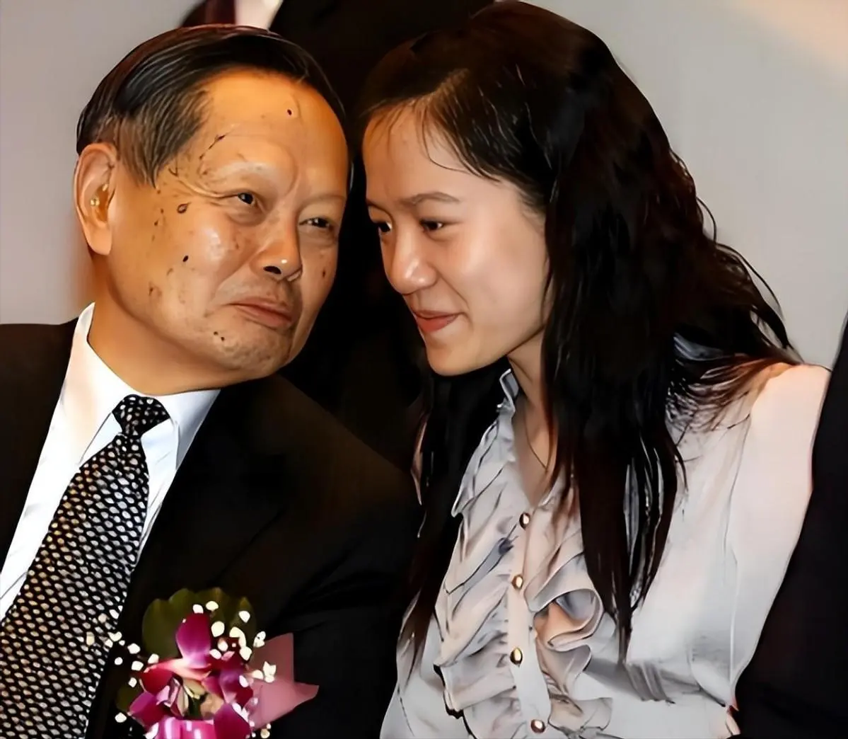 狐狸尾巴藏不住？杨振宁离世7月，翁帆近况被爆，骑马喝酒很潇洒