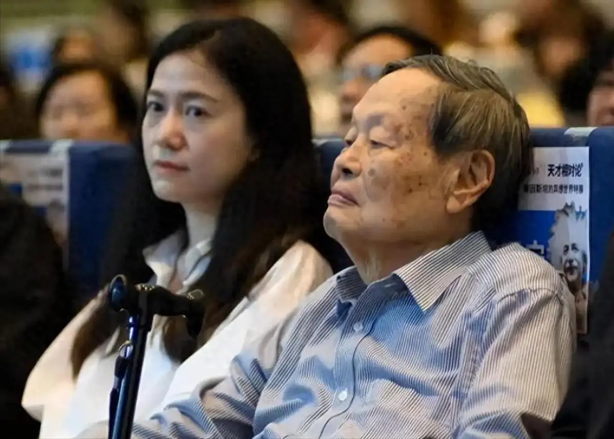 狐狸尾巴藏不住？杨振宁离世7月，翁帆近况被爆，骑马喝酒很潇洒