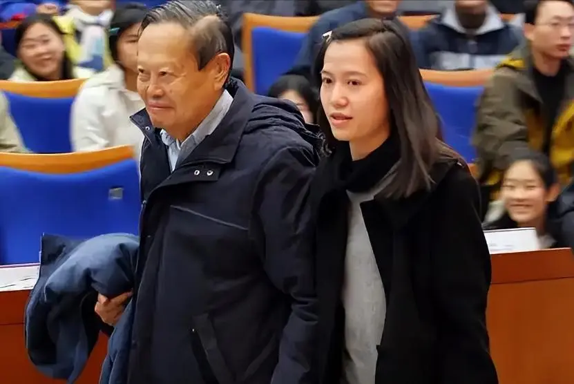 狐狸尾巴藏不住？杨振宁离世7月，翁帆近况被爆，骑马喝酒很潇洒