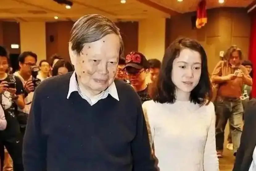 狐狸尾巴藏不住？杨振宁离世7月，翁帆近况被爆，骑马喝酒很潇洒