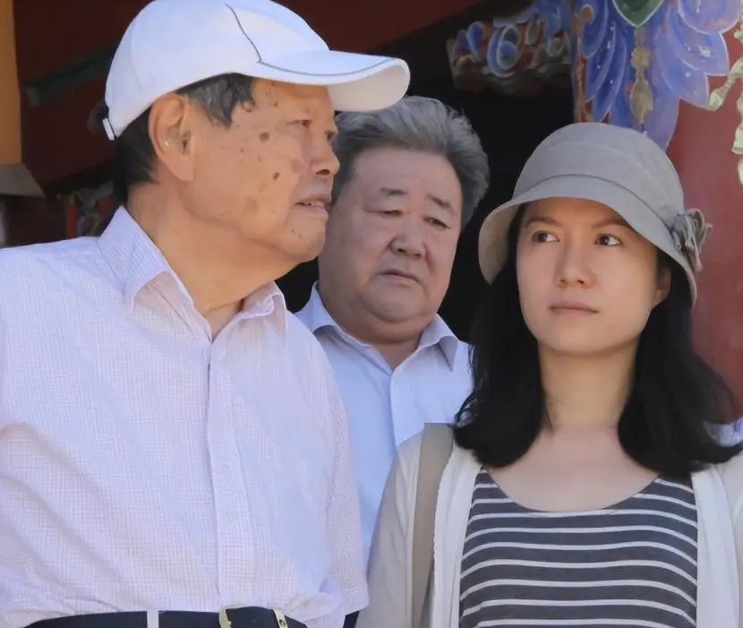 狐狸尾巴藏不住？杨振宁离世7月，翁帆近况被爆，骑马喝酒很潇洒