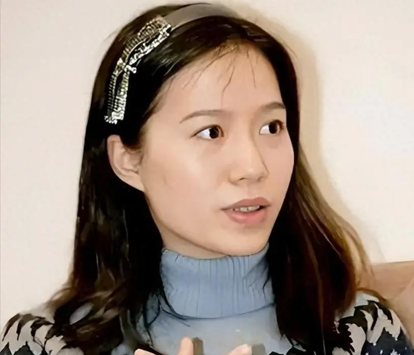 狐狸尾巴藏不住？杨振宁离世7月，翁帆近况被爆，骑马喝酒很潇洒