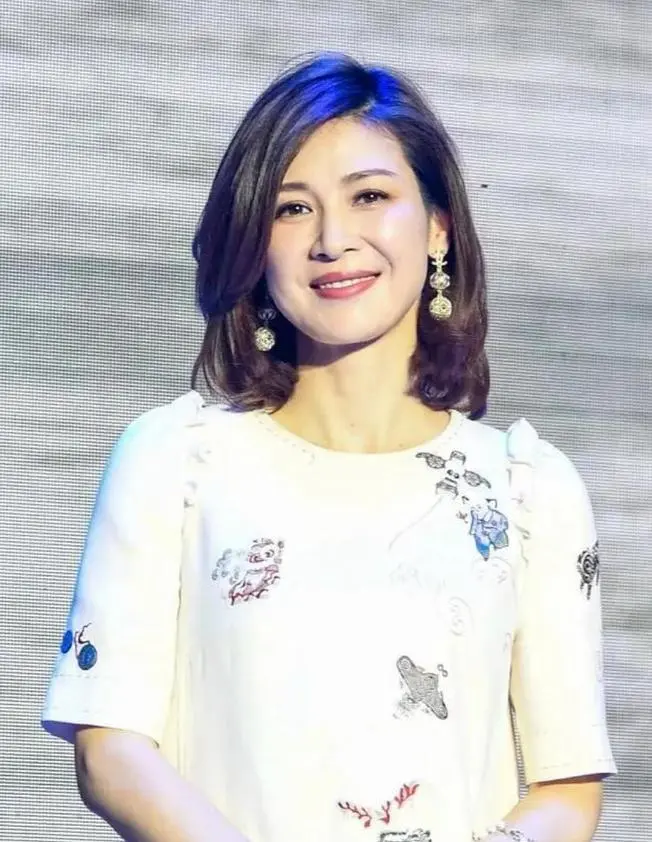为了嫁50亿富豪，狠心抛弃同居5年的周一围，如今她悔不当初