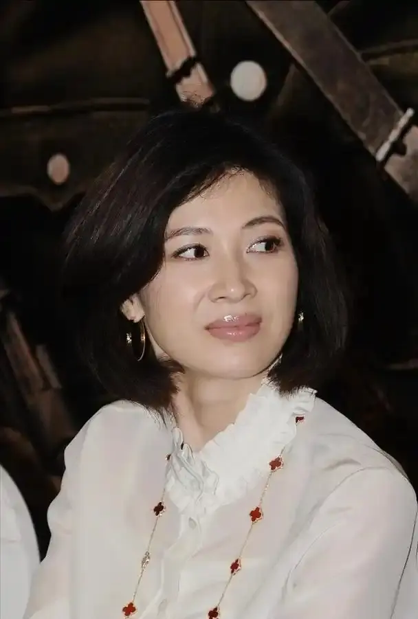 为了嫁50亿富豪，狠心抛弃同居5年的周一围，如今她悔不当初
