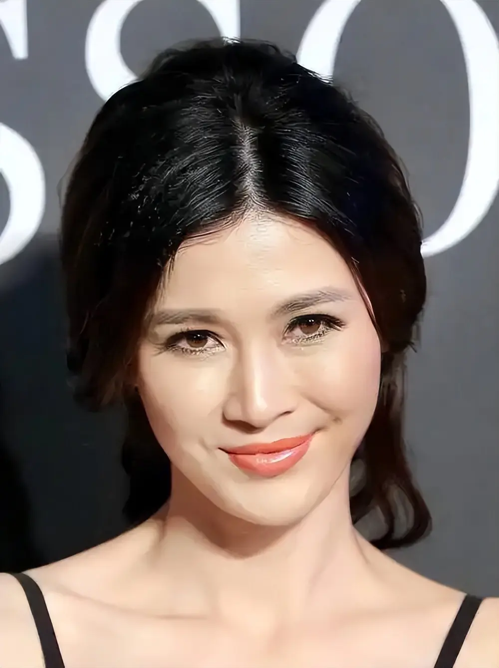 为了嫁50亿富豪，狠心抛弃同居5年的周一围，如今她悔不当初