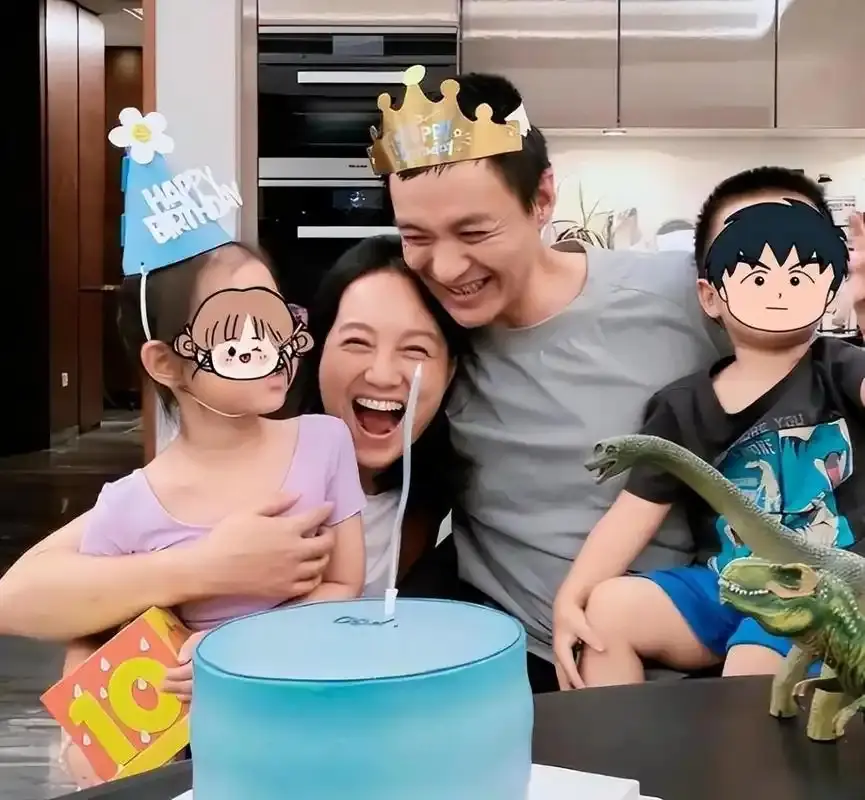 为了嫁50亿富豪，狠心抛弃同居5年的周一围，如今她悔不当初