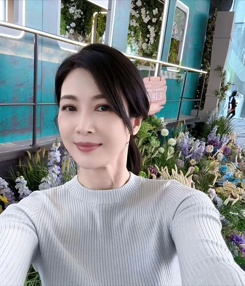 为了嫁50亿富豪，狠心抛弃同居5年的周一围，如今她悔不当初