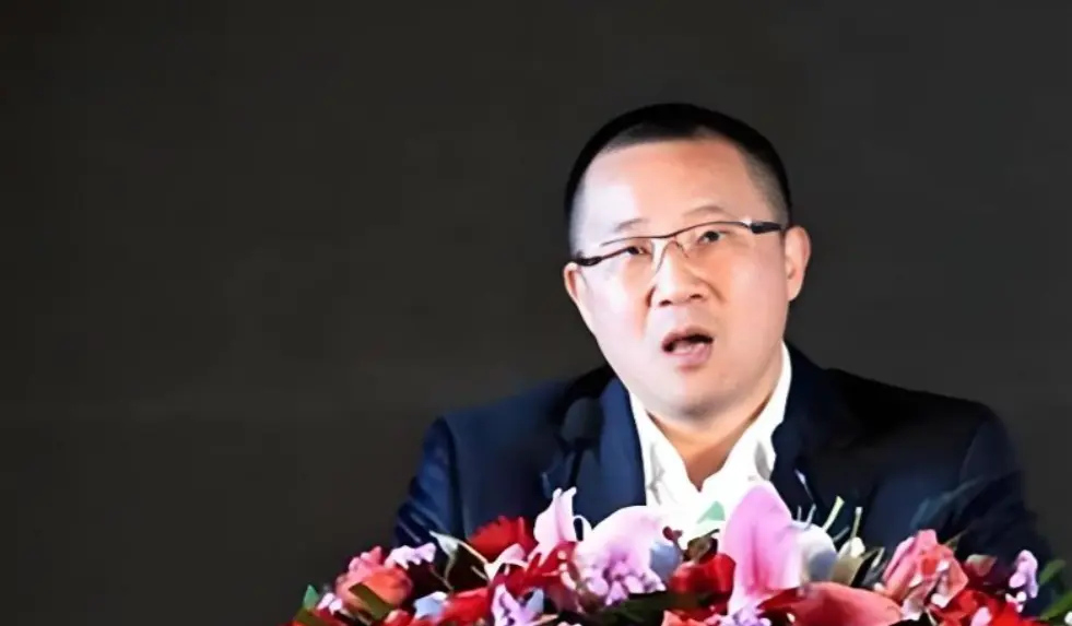 为了嫁50亿富豪，狠心抛弃同居5年的周一围，如今她悔不当初